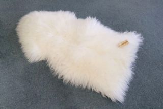 Picture of SHEEPSKIN Rug (White) -  Medium